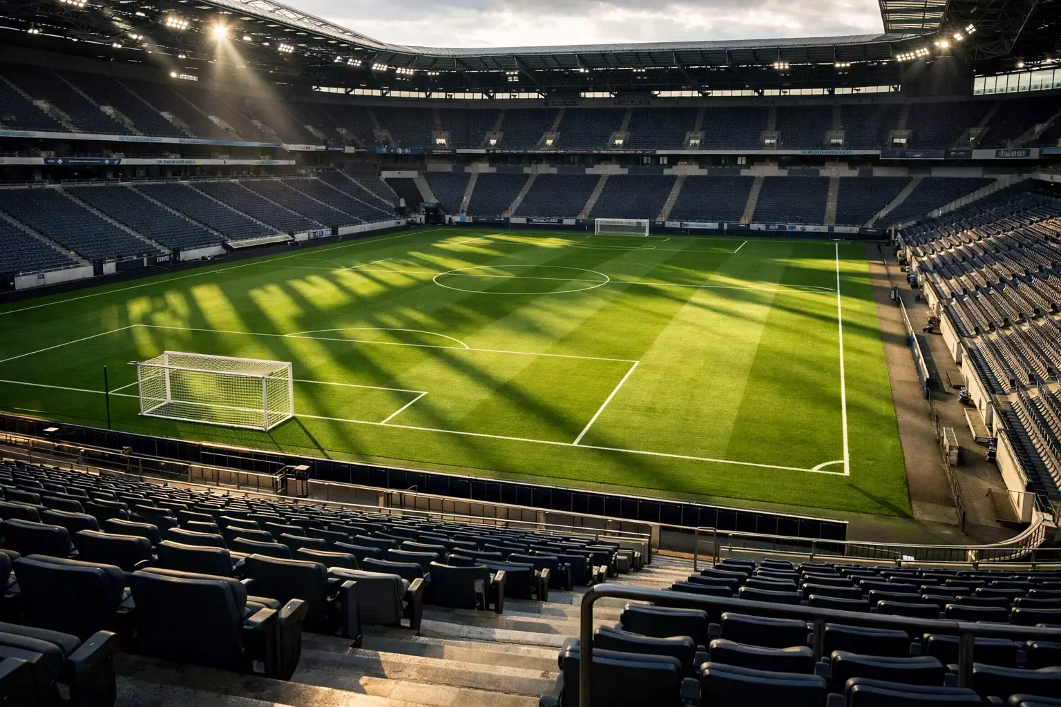 Voetbalstadion met groen grasveld en doelen